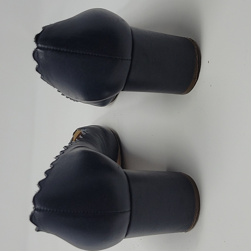 CHLOE Lauren Navy Leather Scalloped Pumps Low Heel size 39.5 GUC - Picture 5 of 8